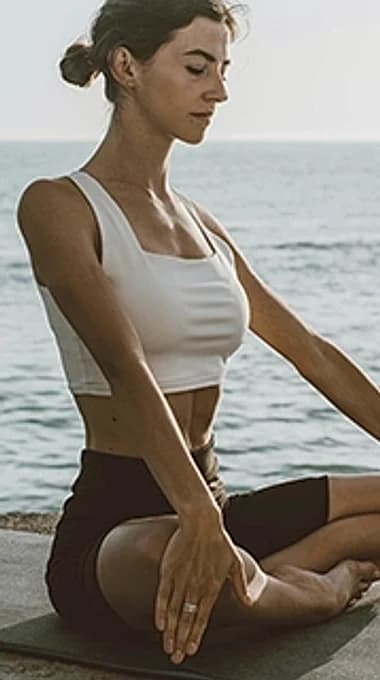 Mulher em momento de autocuidado